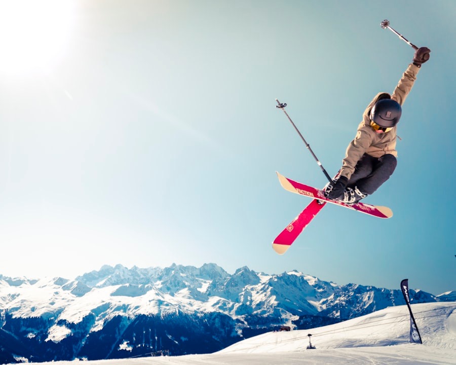 Freeskiër maakt een sprong boven de bergen
